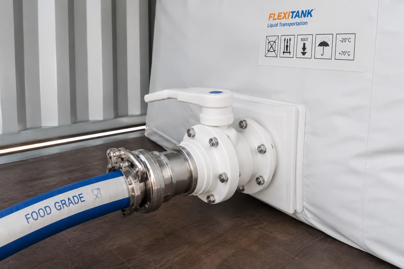 Vanne et raccord alimentaire d'un flexitank en conteneur